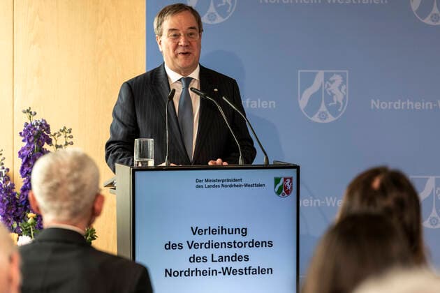 Verleihung des Landesverdienstordens Nordrhein-Westfalen am 01. Juli 2020 in Düsseldorf. Im Bild NRW-Ministerpräsident Armin Laschet bei der die Ordensverleihung begleitenden Laudatio. Anlässlich des siebzigsten Geburtstages der Landesverfassung Nordrhein-Westfalens zeichnete NRW-Ministerpräsident Armin Laschet zehn Persönlichkeiten mit dem Verdienstorden des Landes für ihre Verdienste um das Gemeinwohl des Landes aus. Düsseldorf Nordrhein-Westfalen Deutschland