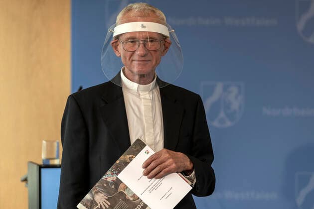 Verleihung des Landesverdienstordens Nordrhein-Westfalen am 01. Juli 2020 in Düsseldorf. Im Bild Pfarrer Franz Meurer im Vorfeld der Ordensverleihung. Meurer ist weit über sein Priesteramt hinaus bekannt für sein soziales Engagement in den Kölner Stadtteilen Vingst und Höhenberg. Anlässlich des siebzigsten Geburtstages der Landesverfassung Nordrhein-Westfalens zeichnete NRW-Ministerpräsident Armin Laschet zehn Persönlichkeiten mit dem Verdienstorden des Landes für ihre Verdienste um das Gemeinwohl des Landes aus. Düsseldorf Nordrhein-Westfalen Deutschland
