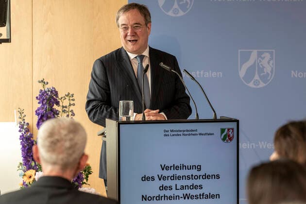 Verleihung des Landesverdienstordens Nordrhein-Westfalen am 01. Juli 2020 in Düsseldorf. Im Bild NRW-Ministerpräsident Armin Laschet bei der die Ordensverleihung begleitenden Laudatio. Anlässlich des siebzigsten Geburtstages der Landesverfassung Nordrhein-Westfalens zeichnete NRW-Ministerpräsident Armin Laschet zehn Persönlichkeiten mit dem Verdienstorden des Landes für ihre Verdienste um das Gemeinwohl des Landes aus. Düsseldorf Nordrhein-Westfalen Deutschland