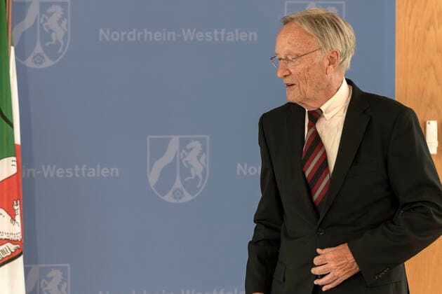 Verleihung des Landesverdienstordens Nordrhein-Westfalen am 01. Juli 2020 in Düsseldorf. Im Bild Dr. Franz-Josef Antwerpes während der Laudatio durch NRW-Ministerpräsident Armin Laschet. Antwerpes ist ehemaliger Regierungspräsident des Regierungsbezirkes Köln. Er setzte sich zu seiner Amtszeit mit spektakulären Aktionen für die Sicherheit im Verkehr ein und engagierte sich als Beiratsmitglied der AIDS-Hilfe Köln e.V. . Anlässlich des siebzigsten Geburtstages der Landesverfassung Nordrhein-Westfalens zeichnete NRW-Ministerpräsident Armin Laschet zehn Persönlichkeiten mit dem Verdienstorden des Landes für ihre Verdienste um das Gemeinwohl des Landes aus. Düsseldorf Nordrhein-Westfalen Deutschland