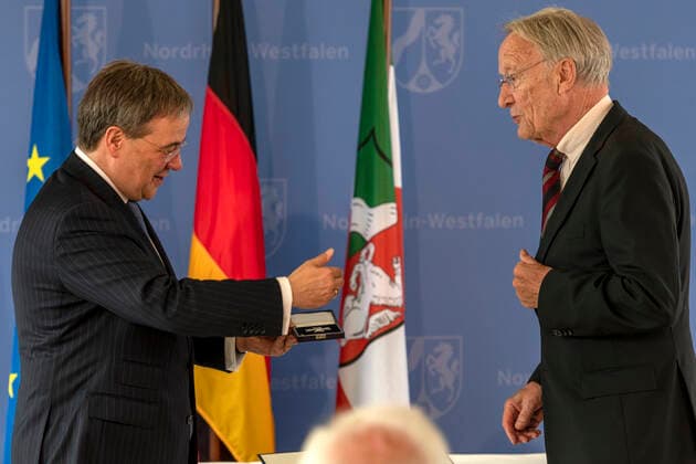 Verleihung des Landesverdienstordens Nordrhein-Westfalen am 01. Juli 2020 in Düsseldorf. Im Bild Dr. Franz-Josef Antwerpes (rechts) bei der Ordensverleihung durch NRW-Ministerpräsident Armin Laschet. Antwerpes ist ehemaliger Regierungspräsident des Regierungsbezirkes Köln. Er setzte sich zu seiner Amtszeit mit spektakulären Aktionen für die Sicherheit im Verkehr ein und engagierte sich als Beiratsmitglied der AIDS-Hilfe Köln e.V. . Anlässlich des siebzigsten Geburtstages der Landesverfassung Nordrhein-Westfalens zeichnete NRW-Ministerpräsident Armin Laschet zehn Persönlichkeiten mit dem Verdienstorden des Landes für ihre Verdienste um das Gemeinwohl des Landes aus. Düsseldorf Nordrhein-Westfalen Deutschland