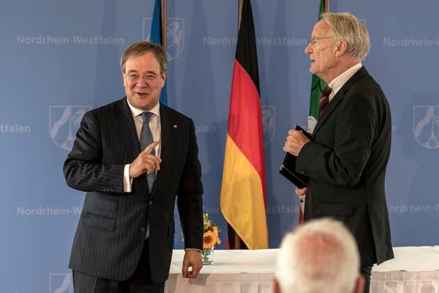 Verleihung des Landesverdienstordens Nordrhein-Westfalen am 01. Juli 2020 in Düsseldorf. Im Bild Dr. Franz-Josef Antwerpes (rechts) bei der Ordensverleihung durch NRW-Ministerpräsident Armin Laschet. Antwerpes ist ehemaliger Regierungspräsident des Regierungsbezirkes Köln. Er setzte sich zu seiner Amtszeit mit spektakulären Aktionen für die Sicherheit im Verkehr ein und engagierte sich als Beiratsmitglied der AIDS-Hilfe Köln e.V. . Anlässlich des siebzigsten Geburtstages der Landesverfassung Nordrhein-Westfalens zeichnete NRW-Ministerpräsident Armin Laschet zehn Persönlichkeiten mit dem Verdienstorden des Landes für ihre Verdienste um das Gemeinwohl des Landes aus. Düsseldorf Nordrhein-Westfalen Deutschland