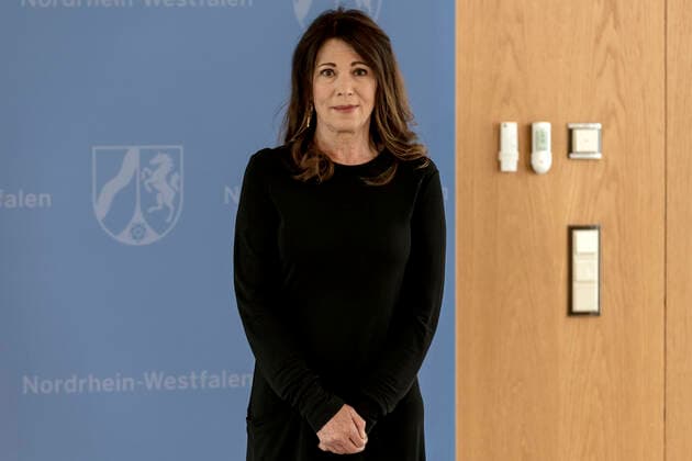 Verleihung des Landesverdienstordens Nordrhein-Westfalen am 01. Juli 2020 in Düsseldorf. Im Bild die Schauspielerin Iris Berben während der Laudatio zur Ordensverleihung durch NRW-Ministerpräsident Armin Kaschet. Berben unterstützt seit zwanzig Jahren den Verein Gesicht zeigen! und war Kuratoriumsmitglied der Deutschen AIDS-Stiftung. Anlässlich des siebzigsten Geburtstages der Landesverfassung Nordrhein-Westfalens zeichnete NRW-Ministerpräsident Armin Laschet zehn Persönlichkeiten mit dem Verdienstorden des Landes für ihre Verdienste um das Gemeinwohl des Landes aus. Düsseldorf Nordrhein-Westfalen Deutschland