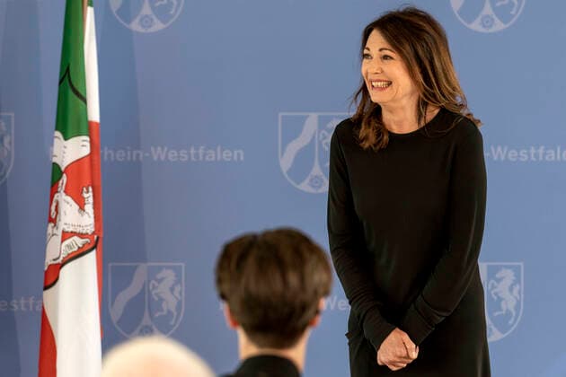Entertainment Themen der Woche KW27 Entertainment Bilder des Tages Verleihung des Landesverdienstordens Nordrhein-Westfalen am 01. Juli 2020 in Düsseldorf. Im Bild die Schauspielerin Iris Berben während der Laudatio zur Ordensverleihung durch NRW-Ministerpräsident Armin Kaschet. Berben unterstützt seit zwanzig Jahren den Verein Gesicht zeigen! und war Kuratoriumsmitglied der Deutschen AIDS-Stiftung. Anlässlich des siebzigsten Geburtstages der Landesverfassung Nordrhein-Westfalens zeichnete NRW-Ministerpräsident Armin Laschet zehn Persönlichkeiten mit dem Verdienstorden des Landes für ihre Verdienste um das Gemeinwohl des Landes aus. Düsseldorf Nordrhein-Westfalen Deutschland