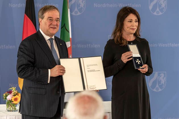 Verleihung des Landesverdienstordens Nordrhein-Westfalen am 01. Juli 2020 in Düsseldorf. Die Schauspielerin Iris Berben bekommt von NRW-Ministerpräsident Armin Laschet den Orden überreicht. Berben unterstützt seit zwanzig Jahren den Verein Gesicht zeigen! und war Kuratoriumsmitglied der Deutschen AIDS-Stiftung. Anlässlich des siebzigsten Geburtstages der Landesverfassung Nordrhein-Westfalens zeichnete NRW-Ministerpräsident Armin Laschet zehn Persönlichkeiten mit dem Verdienstorden des Landes für ihre Verdienste um das Gemeinwohl des Landes aus. Düsseldorf Nordrhein-Westfalen Deutschland