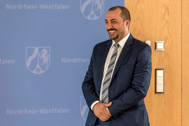 Verleihung des Landesverdienstordens Nordrhein-Westfalen am 01. Juli 2020 in Düsseldorf. Im Bild Samy Charchira während der Laudatio zur Ordensverleihung durch NRW-Ministerpräsident Armin Kaschet. Charchira ist Sachverständiger der Deutschen Islamkonferenz und Vorstandsmitglied des Deutschen Paritätischen Wohlfahrtsverbandes Nordrhein-Westfalen. Er setzt sich für die friedliche Koexistenz von Kulturen und Religionen ein. Anlässlich des siebzigsten Geburtstages der Landesverfassung Nordrhein-Westfalens zeichnete NRW-Ministerpräsident Armin Laschet zehn Persönlichkeiten mit dem Verdienstorden des Landes für ihre Verdienste um das Gemeinwohl des Landes aus. Düsseldorf Nordrhein-Westfalen Deutschland