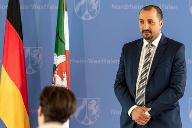 Verleihung des Landesverdienstordens Nordrhein-Westfalen am 01. Juli 2020 in Düsseldorf. Im Bild Samy Charchira während der Laudatio zur Ordensverleihung durch NRW-Ministerpräsident Armin Kaschet. Charchira ist Sachverständiger der Deutschen Islamkonferenz und Vorstandsmitglied des Deutschen Paritätischen Wohlfahrtsverbandes Nordrhein-Westfalen. Er setzt sich für die friedliche Koexistenz von Kulturen und Religionen ein. Anlässlich des siebzigsten Geburtstages der Landesverfassung Nordrhein-Westfalens zeichnete NRW-Ministerpräsident Armin Laschet zehn Persönlichkeiten mit dem Verdienstorden des Landes für ihre Verdienste um das Gemeinwohl des Landes aus. Düsseldorf Nordrhein-Westfalen Deutschland