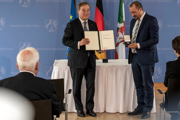 Verleihung des Landesverdienstordens Nordrhein-Westfalen am 01. Juli 2020 in Düsseldorf. Samy Charchira (rechts) bekommt von NRW-Ministerpräsident Armin Laschet den Orden überreicht. Charchira ist Sachverständiger der Deutschen Islamkonferenz und Vorstandsmitglied des Deutschen Paritätischen Wohlfahrtsverbandes Nordrhein-Westfalen. Er setzt sich für die friedliche Koexistenz von Kulturen und Religionen ein. Anlässlich des siebzigsten Geburtstages der Landesverfassung Nordrhein-Westfalens zeichnete NRW-Ministerpräsident Armin Laschet zehn Persönlichkeiten mit dem Verdienstorden des Landes für ihre Verdienste um das Gemeinwohl des Landes aus. Düsseldorf Nordrhein-Westfalen Deutschland