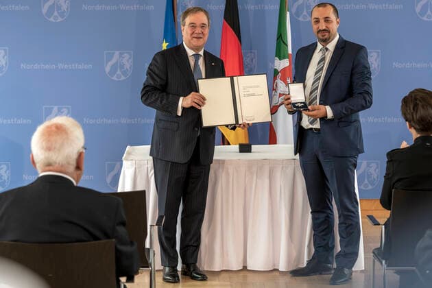 Verleihung des Landesverdienstordens Nordrhein-Westfalen am 01. Juli 2020 in Düsseldorf. Samy Charchira (rechts) bekommt von NRW-Ministerpräsident Armin Laschet den Orden überreicht. Charchira ist Sachverständiger der Deutschen Islamkonferenz und Vorstandsmitglied des Deutschen Paritätischen Wohlfahrtsverbandes Nordrhein-Westfalen. Er setzt sich für die friedliche Koexistenz von Kulturen und Religionen ein. Anlässlich des siebzigsten Geburtstages der Landesverfassung Nordrhein-Westfalens zeichnete NRW-Ministerpräsident Armin Laschet zehn Persönlichkeiten mit dem Verdienstorden des Landes für ihre Verdienste um das Gemeinwohl des Landes aus. Düsseldorf Nordrhein-Westfalen Deutschland
