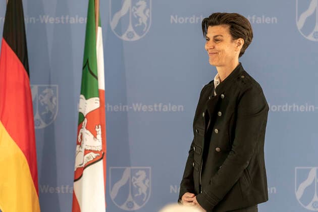 Verleihung des Landesverdienstordens Nordrhein-Westfalen am 01. Juli 2020 in Düsseldorf. Im Bild die Journalistin und Reporterin Dr. Carolin Emcke während der Laudatio zur Ordensverleihung durch NRW-Ministerpräsident Armin Kaschet. Emcke berichtete jahrelang aus Kriegs- und Krisengebieten. Sie analysiert heute das aktuelle Zeitgeschehen und ist Trägerin des Friedenspreises des Deutschen Buchhandels. Anlässlich des siebzigsten Geburtstages der Landesverfassung Nordrhein-Westfalens zeichnete NRW-Ministerpräsident Armin Laschet zehn Persönlichkeiten mit dem Verdienstorden des Landes für ihre Verdienste um das Gemeinwohl des Landes aus. Düsseldorf Nordrhein-Westfalen Deutschland