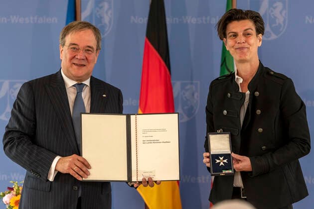 Verleihung des Landesverdienstordens Nordrhein-Westfalen am 01. Juli 2020 in Düsseldorf. Die Journalistin und Reporterin Dr. Carolin Emcke bekommt von NRW-Ministerpräsident Armin Kaschet den Orden überreicht. Emcke berichtete jahrelang aus Kriegs- und Krisengebieten. Sie analysiert heute das aktuelle Zeitgeschehen und ist Trägerin des Friedenspreises des Deutschen Buchhandels. Anlässlich des siebzigsten Geburtstages der Landesverfassung Nordrhein-Westfalens zeichnete NRW-Ministerpräsident Armin Laschet zehn Persönlichkeiten mit dem Verdienstorden des Landes für ihre Verdienste um das Gemeinwohl des Landes aus. Düsseldorf Nordrhein-Westfalen Deutschland