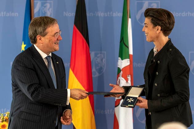Verleihung des Landesverdienstordens Nordrhein-Westfalen am 01. Juli 2020 in Düsseldorf. Die Journalistin und Reporterin Dr. Carolin Emcke bekommt von NRW-Ministerpräsident Armin Kaschet den Orden überreicht. Emcke berichtete jahrelang aus Kriegs- und Krisengebieten. Sie analysiert heute das aktuelle Zeitgeschehen und ist Trägerin des Friedenspreises des Deutschen Buchhandels. Anlässlich des siebzigsten Geburtstages der Landesverfassung Nordrhein-Westfalens zeichnete NRW-Ministerpräsident Armin Laschet zehn Persönlichkeiten mit dem Verdienstorden des Landes für ihre Verdienste um das Gemeinwohl des Landes aus. Düsseldorf Nordrhein-Westfalen Deutschland