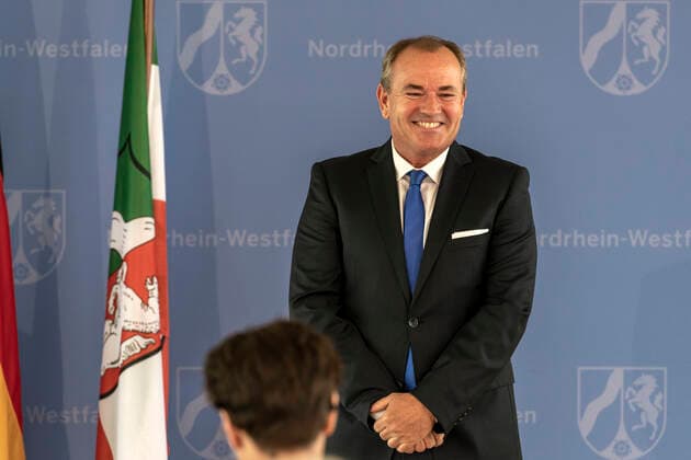 Verleihung des Landesverdienstordens Nordrhein-Westfalen am 01. Juli 2020 in Düsseldorf. Im Bild der Journalist und das Gesicht des RTL-Morgenmagazins Wolfram Kons während während der Laudatio zur Ordensverleihung durch NRW-Ministerpräsident Armin Kaschet. Kons ist der Erfinder und Moderator des RTL-Spendenmarathons. Zugleich engagiert er sich für notleidende Kinder innerhalb der Stiftung RTL - Wir helfen Kindern e.V. . Anlässlich des siebzigsten Geburtstages der Landesverfassung Nordrhein-Westfalens zeichnete NRW-Ministerpräsident Armin Laschet zehn Persönlichkeiten mit dem Verdienstorden des Landes für ihre Verdienste um das Gemeinwohl des Landes aus. Düsseldorf Nordrhein-Westfalen Deutschland