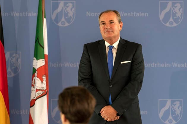 Verleihung des Landesverdienstordens Nordrhein-Westfalen am 01. Juli 2020 in Düsseldorf. Im Bild der Journalist und das Gesicht des RTL-Morgenmagazins Wolfram Kons während während der Laudatio zur Ordensverleihung durch NRW-Ministerpräsident Armin Kaschet. Kons ist der Erfinder und Moderator des RTL-Spendenmarathons. Zugleich engagiert er sich für notleidende Kinder innerhalb der Stiftung RTL - Wir helfen Kindern e.V. . Anlässlich des siebzigsten Geburtstages der Landesverfassung Nordrhein-Westfalens zeichnete NRW-Ministerpräsident Armin Laschet zehn Persönlichkeiten mit dem Verdienstorden des Landes für ihre Verdienste um das Gemeinwohl des Landes aus. Düsseldorf Nordrhein-Westfalen Deutschland