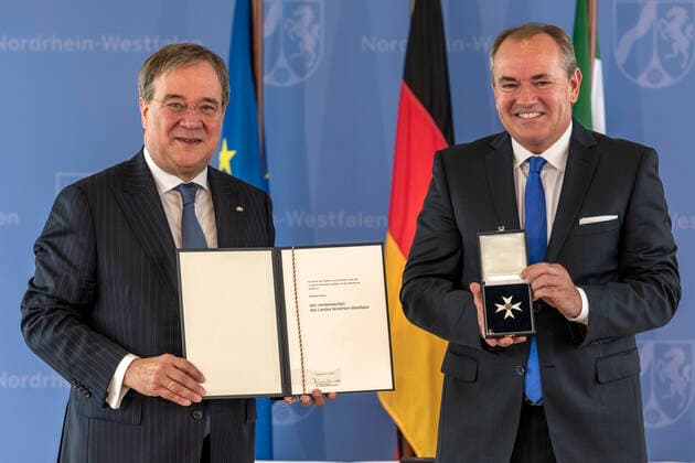Verleihung des Landesverdienstordens Nordrhein-Westfalen am 01. Juli 2020 in Düsseldorf. Der Journalist und das Gesicht des RTL-Morgenmagazins Wolfram Kons (rechts) bekommt von NRW-Ministerpräsident Armin Kaschet den Orden überreicht. Kons ist der Erfinder und Moderator des RTL-Spendenmarathons. Zugleich engagiert er sich für notleidende Kinder innerhalb der Stiftung RTL - Wir helfen Kindern e.V. . Anlässlich des siebzigsten Geburtstages der Landesverfassung Nordrhein-Westfalens zeichnete NRW-Ministerpräsident Armin Laschet zehn Persönlichkeiten mit dem Verdienstorden des Landes für ihre Verdienste um das Gemeinwohl des Landes aus. Düsseldorf Nordrhein-Westfalen Deutschland