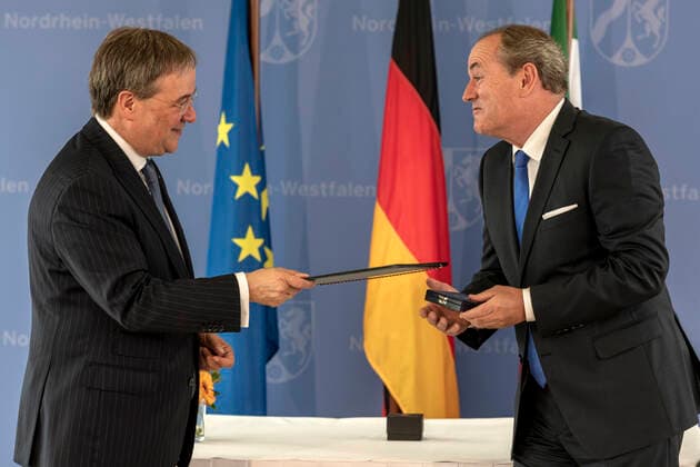 Verleihung des Landesverdienstordens Nordrhein-Westfalen am 01. Juli 2020 in Düsseldorf. Der Journalist und das Gesicht des RTL-Morgenmagazins Wolfram Kons (rechts) bekommt von NRW-Ministerpräsident Armin Kaschet den Orden überreicht. Kons ist der Erfinder und Moderator des RTL-Spendenmarathons. Zugleich engagiert er sich für notleidende Kinder innerhalb der Stiftung RTL - Wir helfen Kindern e.V. . Anlässlich des siebzigsten Geburtstages der Landesverfassung Nordrhein-Westfalens zeichnete NRW-Ministerpräsident Armin Laschet zehn Persönlichkeiten mit dem Verdienstorden des Landes für ihre Verdienste um das Gemeinwohl des Landes aus. Düsseldorf Nordrhein-Westfalen Deutschland
