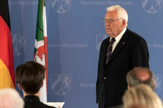 Verleihung des Landesverdienstordens Nordrhein-Westfalen am 01. Juli 2020 in Düsseldorf. Im Bild Klaus Kuhlmann, aktives Mitglied des Kanu-Club Friedrichsfeld und ehemaliger Leiter des Bezirks Niederrhein im Kanuverband NRW, während der Laudatio zur Ordensverleihung durch NRW-Ministerpräsident Armin Kaschet. Kuhlmann befasst sich intensiv mit Jugendarbeit. Anlässlich des siebzigsten Geburtstages der Landesverfassung Nordrhein-Westfalens zeichnete NRW-Ministerpräsident Armin Laschet zehn Persönlichkeiten mit dem Verdienstorden des Landes für ihre Verdienste um das Gemeinwohl des Landes aus. Düsseldorf Nordrhein-Westfalen Deutschland