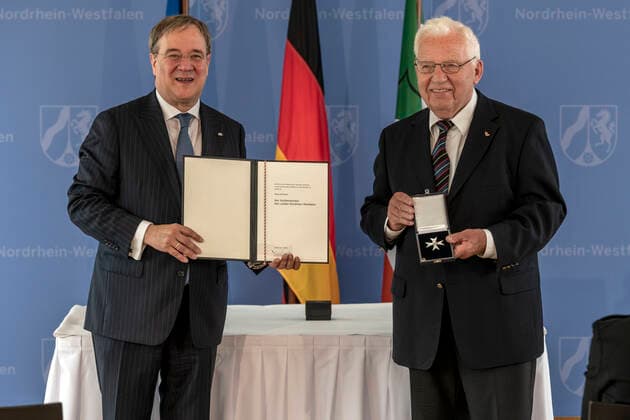 Verleihung des Landesverdienstordens Nordrhein-Westfalen am 01. Juli 2020 in Düsseldorf. Klaus Kuhlmann (rechts) bekommt von NRW-Ministerpräsident Armin Laschet den Orden überreicht. Kuhlmann ist aktives Mitglied des Kanu-Club Friedrichsfeld und ehemaliger Leiter des Bezirks Niederrhein im Kanuverband NRW. Er befasst sich intensiv mit Jugendarbeit. Anlässlich des siebzigsten Geburtstages der Landesverfassung Nordrhein-Westfalens zeichnete NRW-Ministerpräsident Armin Laschet zehn Persönlichkeiten mit dem Verdienstorden des Landes für ihre Verdienste um das Gemeinwohl des Landes aus. Düsseldorf Nordrhein-Westfalen Deutschland