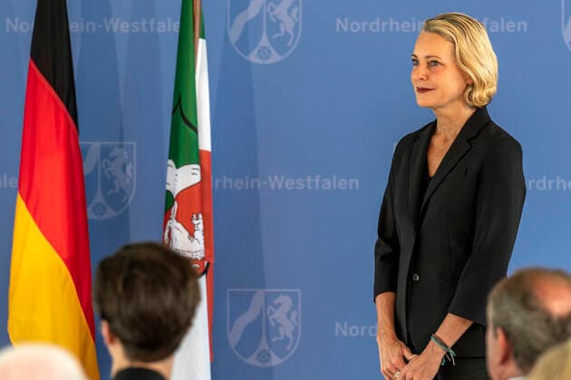Verleihung des Landesverdienstordens Nordrhein-Westfalen am 01. Juli 2020 in Düsseldorf. Im Bild die Kommunikationswissenschaftlerin, ehemalige Staatssekretärin für Medien sowie NRW-Regierungssprecherin Prof. Dr. Miriam Meckel während der Laudatio zur Ordensverleihung durch NRW-Ministerpräsident Armin Kaschet. Meckel war Herausgeberin der Wirtschaftswoche und ist Mitglied der Deutschen Gesellschaft für Publizistik und Kommunikationswissenschaft. Sie engagiert sich ehrenamtlich im Hospiz eines Krankenhauses. Anlässlich des siebzigsten Geburtstages der Landesverfassung Nordrhein-Westfalens zeichnete NRW-Ministerpräsident Armin Laschet zehn Persönlichkeiten mit dem Verdienstorden des Landes für ihre Verdienste um das Gemeinwohl des Landes aus.