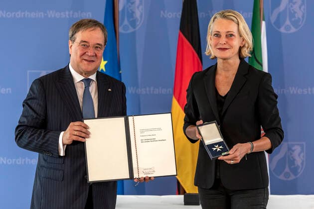 Verleihung des Landesverdienstordens Nordrhein-Westfalen am 01. Juli 2020 in Düsseldorf. Die Kommunikationswissenschaftlerin, ehemalige Staatssekretärin für Medien sowie NRW-Regierungssprecherin Prof. Dr. Miriam Meckel bekommt von NRW-Ministerpräsident Armin Laschet den Orden überreicht. Meckel war Herausgeberin der Wirtschaftswoche und ist Mitglied der Deutschen Gesellschaft für Publizistik und Kommunikationswissenschaft. Sie engagiert sich ehrenamtlich im Hospiz eines Krankenhauses. Anlässlich des siebzigsten Geburtstages der Landesverfassung Nordrhein-Westfalens zeichnete NRW-Ministerpräsident Armin Laschet zehn Persönlichkeiten mit dem Verdienstorden des Landes für ihre Verdienste um das Gemeinwohl des Landes aus. Düsseldorf Nordrhein