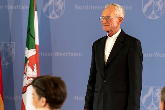 Verleihung des Landesverdienstordens Nordrhein-Westfalen am 01. Juli 2020 in Düsseldorf. Im Bild Pfarrer Franz Meurer während der Laudatio. Meurer ist weit über sein Priesteramt hinaus bekannt für sein soziales Engagement in den Kölner Stadtteilen Vingst und Höhenberg. Anlässlich des siebzigsten Geburtstages der Landesverfassung Nordrhein-Westfalens zeichnete NRW-Ministerpräsident Armin Laschet zehn Persönlichkeiten mit dem Verdienstorden des Landes für ihre Verdienste um das Gemeinwohl des Landes aus. Düsseldorf Nordrhein-Westfalen Deutschland