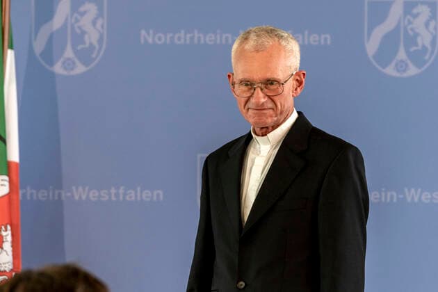 Verleihung des Landesverdienstordens Nordrhein-Westfalen am 01. Juli 2020 in Düsseldorf. Im Bild Pfarrer Franz Meurer während der Laudatio. Meurer ist weit über sein Priesteramt hinaus bekannt für sein soziales Engagement in den Kölner Stadtteilen Vingst und Höhenberg. Anlässlich des siebzigsten Geburtstages der Landesverfassung Nordrhein-Westfalens zeichnete NRW-Ministerpräsident Armin Laschet zehn Persönlichkeiten mit dem Verdienstorden des Landes für ihre Verdienste um das Gemeinwohl des Landes aus. Düsseldorf Nordrhein-Westfalen Deutschland