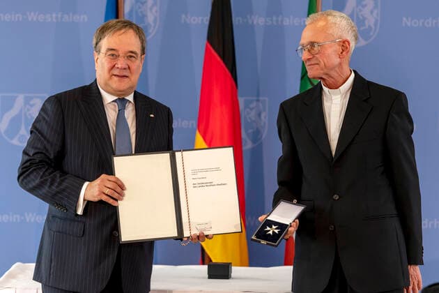 Verleihung des Landesverdienstordens Nordrhein-Westfalen am 01. Juli 2020 in Düsseldorf. Pfarrer Franz Meurer (rechts) bekommt von NRW-Ministerpräsident Armin Laschet den Orden überreicht. Meurer ist weit über sein Priesteramt hinaus bekannt für sein soziales Engagement in den Kölner Stadtteilen Vingst und Höhenberg. Anlässlich des siebzigsten Geburtstages der Landesverfassung Nordrhein-Westfalens zeichnete NRW-Ministerpräsident Armin Laschet zehn Persönlichkeiten mit dem Verdienstorden des Landes für ihre Verdienste um das Gemeinwohl des Landes aus. Düsseldorf Nordrhein-Westfalen Deutschland