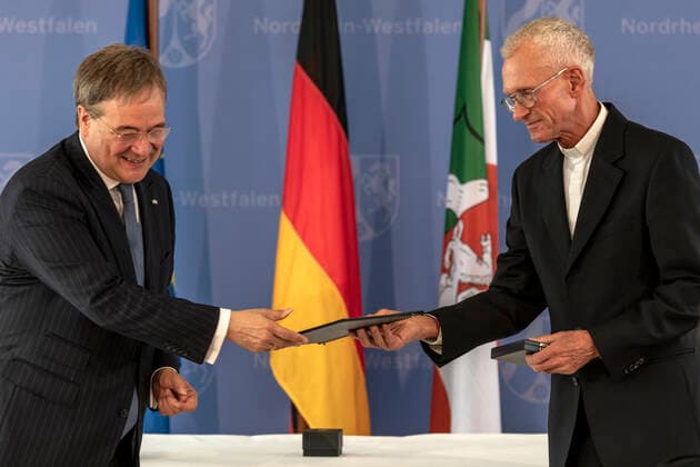 Verleihung des Landesverdienstordens Nordrhein-Westfalen am 01. Juli 2020 in Düsseldorf. Pfarrer Franz Meurer (rechts) bekommt von NRW-Ministerpräsident Armin Laschet den Orden überreicht. Meurer ist weit über sein Priesteramt hinaus bekannt für sein soziales Engagement in den Kölner Stadtteilen Vingst und Höhenberg. Anlässlich des siebzigsten Geburtstages der Landesverfassung Nordrhein-Westfalens zeichnete NRW-Ministerpräsident Armin Laschet zehn Persönlichkeiten mit dem Verdienstorden des Landes für ihre Verdienste um das Gemeinwohl des Landes aus. Düsseldorf Nordrhein-Westfalen Deutschland