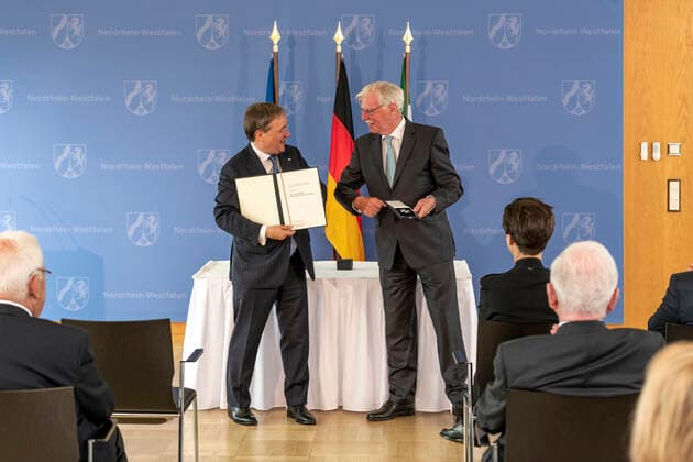 Verleihung des Landesverdienstordens Nordrhein-Westfalen am 01. Juli 2020 in Düsseldorf. Dieter Philipp (rechts) bekommt von NRW-Ministerpräsident Armin Laschet den Orden überreicht. der ehemalige Aachener Bürgermeister förderte während seiner Zeit als Präsident der Handwerkskammer Aachen den Nachwuchs und die Integration von Menschen mit Migrationshintergrund. Anlässlich des siebzigsten Geburtstages der Landesverfassung Nordrhein-Westfalens zeichnete NRW-Ministerpräsident Armin Laschet zehn Persönlichkeiten mit dem Verdienstorden des Landes für ihre Verdienste um das Gemeinwohl des Landes aus. Düsseldorf Nordrhein-Westfalen Deutschland