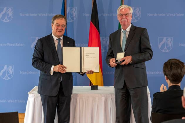 Verleihung des Landesverdienstordens Nordrhein-Westfalen am 01. Juli 2020 in Düsseldorf. Dieter Philipp (rechts) bekommt von NRW-Ministerpräsident Armin Laschet den Orden überreicht. der ehemalige Aachener Bürgermeister förderte während seiner Zeit als Präsident der Handwerkskammer Aachen den Nachwuchs und die Integration von Menschen mit Migrationshintergrund. Anlässlich des siebzigsten Geburtstages der Landesverfassung Nordrhein-Westfalens zeichnete NRW-Ministerpräsident Armin Laschet zehn Persönlichkeiten mit dem Verdienstorden des Landes für ihre Verdienste um das Gemeinwohl des Landes aus. Düsseldorf Nordrhein-Westfalen Deutschland
