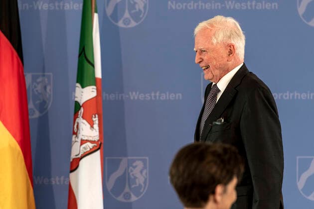 Verleihung des Landesverdienstordens Nordrhein-Westfalen am 01. Juli 2020 in Düsseldorf. Im Bild Prof. Dr. Harald Zur Hausen während der Laudatio. Zur Hausen erhielt im Oktober 2008 den Nobelpreis für Medizin für die Entwicklung eines Impfstoffes gegen Gebärmutterhalskrebs. Er arbeitet weiter in der Krebsforschung. Anlässlich des siebzigsten Geburtstages der Landesverfassung Nordrhein-Westfalens zeichnete NRW-Ministerpräsident Armin Laschet zehn Persönlichkeiten mit dem Verdienstorden des Landes für ihre Verdienste um das Gemeinwohl des Landes aus. Düsseldorf Nordrhein-Westfalen Deutschland