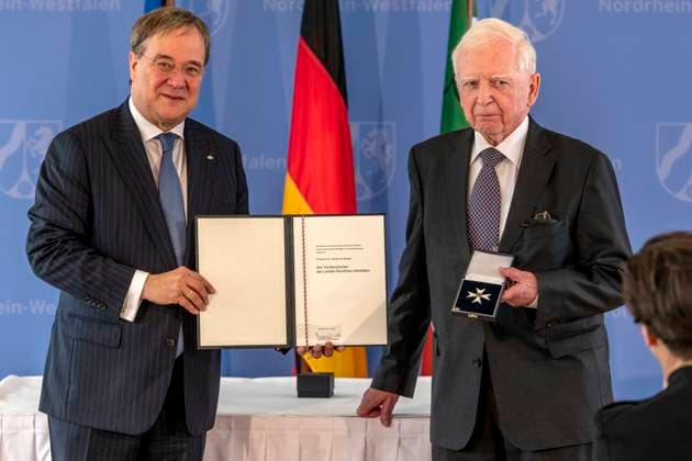 Verleihung des Landesverdienstordens Nordrhein-Westfalen am 01. Juli 2020 in Düsseldorf. Prof. Dr. Harald Zur Hausen (rechts) erhält von NRW-Ministerpräsident Armin Laschet den Orden überreicht. Zur Hausen erhielt im Oktober 2008 den Nobelpreis für Medizin für die Entwicklung eines Impfstoffes gegen Gebärmutterhalskrebs. Er arbeitet weiter in der Krebsforschung. Anlässlich des siebzigsten Geburtstages der Landesverfassung Nordrhein-Westfalens zeichnete NRW-Ministerpräsident Armin Laschet zehn Persönlichkeiten mit dem Verdienstorden des Landes für ihre Verdienste um das Gemeinwohl des Landes aus. Düsseldorf Nordrhein-Westfalen Deutschland *** Award of the Order of Merit of the State of North Rhine-Westphalia on July 1, 2020 in Düsseldorf P