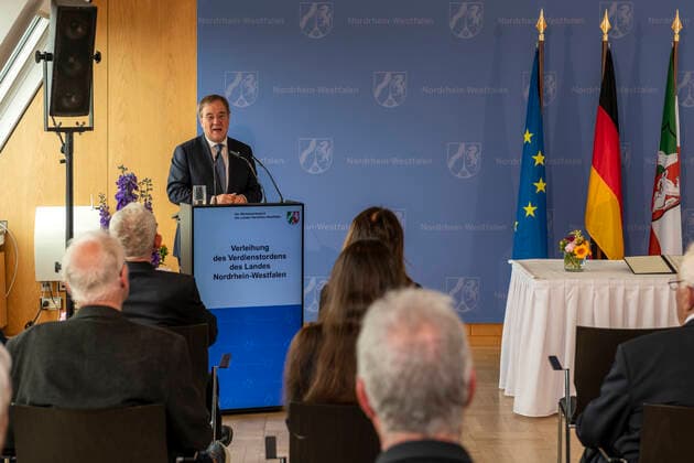 Verleihung des Landesverdienstordens Nordrhein-Westfalen am 01. Juli 2020 in Düsseldorf. Im Bild NRW-Ministerpräsident Armin Laschet bei der die Ordensverleihung begleitenden Laudatio. Anlässlich des siebzigsten Geburtstages der Landesverfassung Nordrhein-Westfalens zeichnete NRW-Ministerpräsident Armin Laschet zehn Persönlichkeiten mit dem Verdienstorden des Landes für ihre Verdienste um das Gemeinwohl des Landes aus. Düsseldorf Nordrhein-Westfalen Deutschland