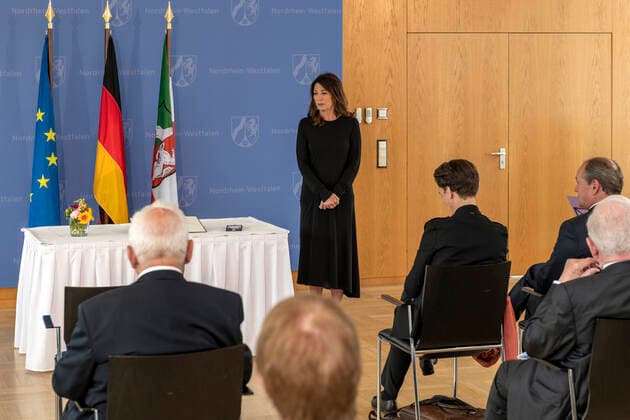 Verleihung des Landesverdienstordens Nordrhein-Westfalen am 01. Juli 2020 in Düsseldorf. Im Bild die Schauspielerin Iris Berben während der Laudatio zur Ordensverleihung durch NRW-Ministerpräsident Armin Kaschet. Berben unterstützt seit zwanzig Jahren den Verein Gesicht zeigen! und war Kuratoriumsmitglied der Deutschen AIDS-Stiftung. Anlässlich des siebzigsten Geburtstages der Landesverfassung Nordrhein-Westfalens zeichnete NRW-Ministerpräsident Armin Laschet zehn Persönlichkeiten mit dem Verdienstorden des Landes für ihre Verdienste um das Gemeinwohl des Landes aus. Düsseldorf Nordrhein-Westfalen Deutschland