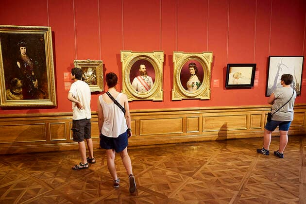 (200701) -- VIENNA, July 1, 2020 (Xinhua) -- People visit the Upper Belvedere in Vienna, Austria, on July 1, 2020. The Upper Belvedere reopened to visitors on Wednesday after a temporary closure due to the COVID-19 pandemic. (Photo by Georges Schneider Xinhua) AUSTRIA-VIENNA-UPPER BELVEDERE-REOPENING 