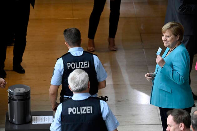 Bilder des Jahres 2020, News 07 Juli News Themen der Woche KW27 News Bilder des Tages Angela Merkel bei der Abstimmung zum Corona Konjunkturpaket im Deutschen Bundestag. Berlin, 02.07.2020 *** Angela Merkel at the vote on the Corona economic stimulus package in the German Bundestag Berlin, 02 07 2020 Foto:xJ.xKrickx xFuturexImage