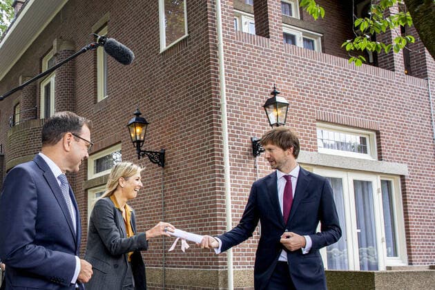 02-07-2020 Queen Máxima visited, in the context of the impact of the corona pandemic on the funeral industry, funeral home Engelen & Spoor Funeral Services in The Hague The outbreak of COVID-19 has drastically changed the work in the funeral industry.  Copyright: xxPPE pool v.d.xWerf vanxKatwijkx