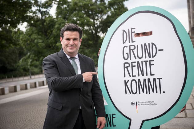 Bilder des Jahres 2020, News 07 Juli News Themen der Woche KW27 News Bilder des Tages Arbeitsminister Hubertus Heil (SPD) steht am 2.7.2020 am Reichstagsgebäude neben einem Aufsteller mit der Aufschrift Die Grundrente kommt . Im Bundestag wurde heute die Grundrente beschlossen. Foto: bildgehege Grundrente *** Minister of Labour Hubertus Heil SPD stands on 27 2020 at the Reichstag building next to a display with the inscription Die Grundrente kommt Im Bundestag wurde heute die Grundrente beschlossen Foto bildgehege Grundrente