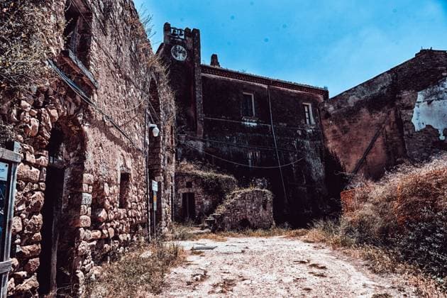 Italy: Castelpoto, the ghost town Castelpoto, the ancient medieval village where time stood still with the 1980 Irpina earthquake. Castelpoto Italia Benevento Italy Copyright: SoniaxBrandolone
