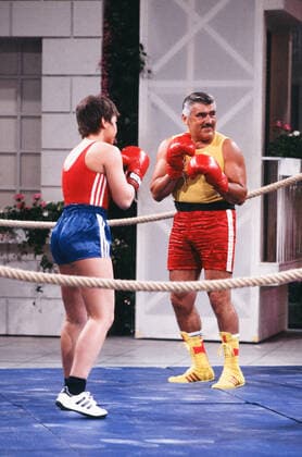ARD-Spielshow Mensch Meier - 10.07.1986 - Show-Sparring Boxkampf zwischen Profiboxerin Birgit Nuako und dem deutschen Schauspieler Mario Adorf (v.l.n.r.) ARD-Sendung Mensch Meier ARD Studios 10.07.1986, Köln Nordrhein-Westfalen Deutschland *** ARD Spielshow Mensch Meier 10 07 1986 Show Sparring Boxing match between professional boxer Birgit Nuako and the German actor Mario Adorf v l n r ARD Sendung Mensch Meier ARD Studios 10 07 1986, Cologne North Rhine-Westphalia Germany Copyright: ZIKxImages UnitedArchives00008295 EDITORIAL USE ONLY