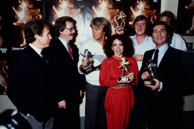 Löwe von Radio Luxemburg - Verleihung - - Max Schautzer, Jochen Pützenbacher, Howard Carpendale, Jennifer Rush, Mike Krüger, Freddy Quinn und Thomas Gottschalk (v. l. n. r.) Preisverleihung des Hörfunk- bzw. Fernsehpreises Löwe von Radio Luxemburg , Köln Nordrhein-Westfalen Deutschland *** Lion of Radio Luxembourg Max Schautzer, Jochen Pützenbacher, Howard Carpendale, Jennifer Rush, Mike Krüger, Freddy Quinn and Thomas Gottschalk v l n r Award ceremony of the radio and television prize Lion of Radio Luxembourg , Cologne North Rhine-Westphalia Germany Copyright: ZIKxImages UnitedArchives00008387 EDITORIAL USE ONLY