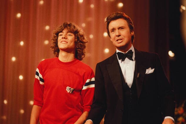 ZDF-Musikshow Peter Alexander: Wir gratulieren - 01.11.1980 - Der deutsche Schauspieler, Radio- und Fernsehmoderator, Synchronsprecher und Sänger Thomas Ohrner (Tommi Ohrner) mit dem Moderator Entertainer und Sänger Peter Alexander (v. l. n. r.) ZDF-Musikshow Peter Alexander: Wir gratulieren 01.11.1980, Bremen Nordrhein-Westfalen Deutschland *** ZDF Music Show Peter Alexander We congratulate 01 11 1980 The German actor, radio and television presenter, dubbing artist and singer Thomas Ohrner Tommi Ohrner with the presenter Entertainer and singer Peter Alexander v l n r ZDF Music Show Peter Alexander We congratulate 01 11 1980, Bremen North Rhine-Westphalia Germany Copyright: ZIKxImages UnitedArchives00008968 EDITORIAL USE ONLY