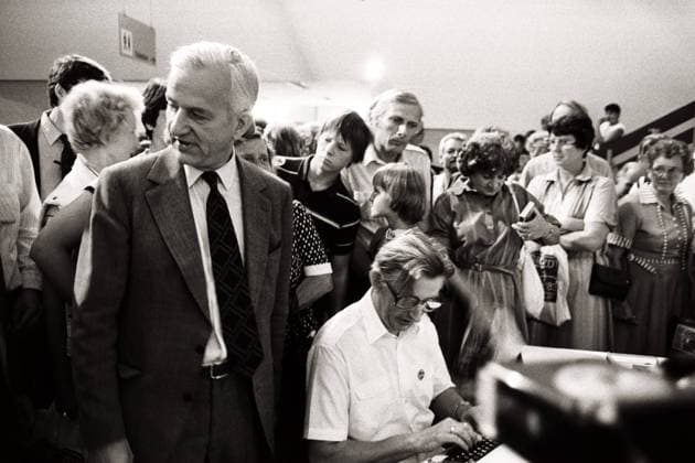 Funkausstellung Eröffnung - 02.09.1983 - Der Politiker Richard von Weizsäcker (links) bei der Eröffnung der Funkausstellung am 02.09.1983., Köln Nordrhein-Westfalen Deutschland *** Funkausstellung opening 02 09 1983 The politician Richard von Weizsäcker left at the opening of the Funkausstellung on 02 09 1983, Cologne North Rhine-Westphalia Germany Copyright: ZIKxImages UnitedArchives00012016 EDITORIAL USE ONLY