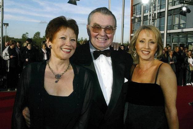 Deutscher Fernsehpreis 2004 - Verleihung des 6. Deutschen Fernsehpreises im Coloneum in Köln. Roter Teppich. Lotti Krekel, Ernst Hilbich und Hildegard Krekel (von links)., Köln Nordrhein-Westfalen Deutschland *** German Television Award 2004 Presentation of the 6th German Television Award at the Coloneum in Cologne Red carpet Lotti Krekel, Ernst Hilbich and Hildegard Krekel from left, Cologne North Rhine-Westphalia Germany Copyright: ZIKxImages UnitedArchives00016665 EDITORIAL USE ONLY