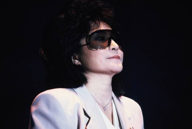 Fernsehsendung - Mensch Meier vom 27.02.1986 - Die japanisch-amerikanische Künstlerin, Filmemacherin, Experimentalkomponistin und Sängerin in der deutschen Fernsehsendung Mensch Meier., Köln Nordrhein-Westfalen Deutschland *** TV show Mensch Meier, 27 02 1986 The Japanese American artist, filmmaker, experimental composer and singer in the German TV show Mensch Meier, Cologne North Rhine-Westphalia Germany Copyright: ZIKxImages UnitedArchives00021651 EDITORIAL USE ONLY