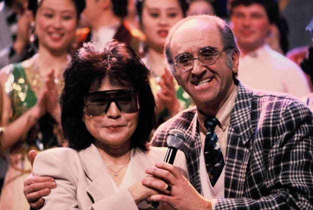 Mensch Meier - TV-Sendung vom 27.02.1986 - Die japanisch-amerikanische Künstlerin, Filmemacherin, Experimentalkomponistin und Sängerin Yoko Ono in der deutschen Fernsehsendung Mensch Meier ., Köln Nordrhein-Westfalen Deutschland *** Mensch Meier TV broadcast from 27 02 1986 The Japanese American artist, filmmaker, experimental composer and singer Yoko Ono in the German TV broadcast Mensch Meier , Cologne North Rhine-Westphalia Germany Copyright: ZIKxImages UnitedArchives00021676 EDITORIAL USE ONLY