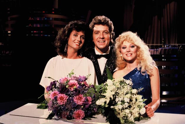 Fernsehshow Michael Schanze Show vom 19.09.1984 - Michael Schanze mit der US-amerikanischen Sängerin und Schauspielerin Audrey Landers (rechts)., Köln Nordrhein-Westfalen Deutschland *** TV show Michael Schanze Show from 19 09 1984 Michael Schanze with the US American singer and actress Audrey Landers right, Cologne North Rhine-Westphalia Germany Copyright: ZIKxImages UnitedArchives00021975 EDITORIAL USE ONLY
