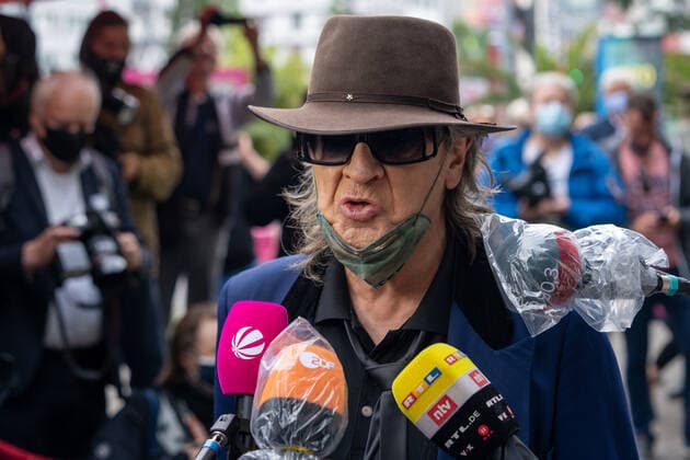 Erste Theater-Premiere nach Ausbruch der Corona-Pandemie 2020 - Paradiso - Die Show-Oase im Schmidts Tivoli - Udo Lindenberg mit Maske - Mund-Nase-Schutz;Erste Theater-Premiere nach Ausbruch der Corona-Pandemie 2020 - Paradiso - Die Show-Oase im Schmidts Tivoli -, Hamburg Hamburg Deutschland Schmidts Tivoli *** First theatre premiere after the outbreak of the Corona Pandemic 2020 Paradiso The Show Oasis at Schmidts Tivoli Udo Lindenberg with mask mouth nose protection First theatre premiere after the outbreak of the Corona Pandemic 2020 Paradiso The Show Oasis at Schmidts Tivoli , Hamburg Hamburg Germany Schmidts Tivoli