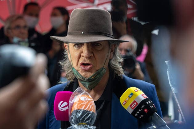 Bilder des Jahres 2020, Entertainment 07 Juli Entertainment Themen der Woche KW27 Erste Theater-Premiere nach Ausbruch der Corona-Pandemie 2020 - Paradiso - Die Show-Oase im Schmidts Tivoli - Udo Lindenberg mit Maske - Mund-Nase-Schutz;Erste Theater-Premiere nach Ausbruch der Corona-Pandemie 2020 - Paradiso - Die Show-Oase im Schmidts Tivoli -, Hamburg Hamburg Deutschland Schmidts Tivoli *** First theatre premiere after the outbreak of the Corona Pandemic 2020 Paradiso The Show Oasis at Schmidts Tivoli Udo Lindenberg with mask mouth nose protection First theatre premiere after the outbreak of the Corona Pandemic 2020 Paradiso The Show Oasis at Schmidts Tivoli , Hamburg Hamburg Germany Schmidts Tivoli