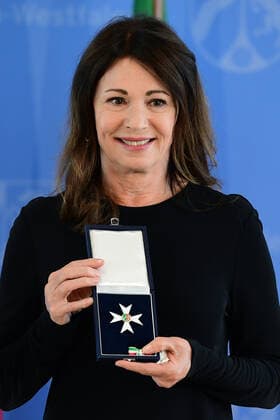 Verleihung des Landesverdienstordens Iris Berben 01.07.2020, Nordrhein-Westfalen, Düsseldorf: In diesem Jahr wird die Landesverfassung des Landes Nordrhein-Westfalen 70 Jahre alt. Aus diesem Anlass zeichnet der Ministerpräsident Armin Laschet zehn Persönlichkeiten für ihre Verdienste um das Gemeinwohl mit dem Verdienstorden des Landes aus. *** Award of the State Order of Merit Iris Berben 01 07 2020, North Rhine-Westphalia, Düsseldorf This year the State Constitution of North Rhine-Westphalia will be 70 years old On this occasion the Prime Minister Armin Laschet honours ten personalities for their services to the public welfare with the Order of Merit of the State xRx